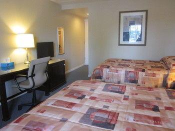 Auberge - Motel Le Pigeonnier Farnham Экстерьер фото