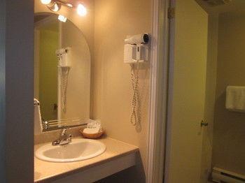 Auberge - Motel Le Pigeonnier Farnham Экстерьер фото