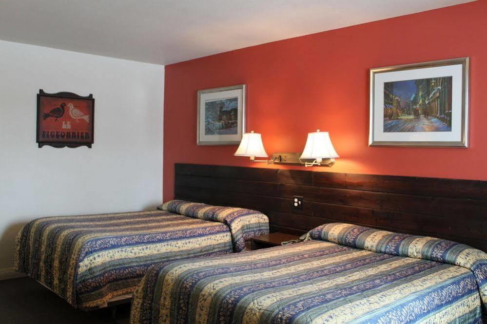 Auberge - Motel Le Pigeonnier Farnham Экстерьер фото